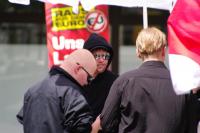 Andre Zimmer (Mitte) vor NPD-Plakat bei selbigem Stand