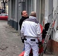 Christian Rommel beim Entfernen unliebsamer Transparente in der Friedelstraße 54