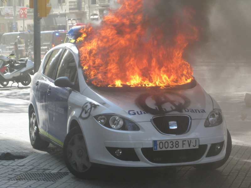 Polizeiauto nach der Räumung abgefackelt