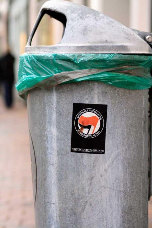 Nicht umsonst kleben Nazi-Sticker an Abfalleimern...