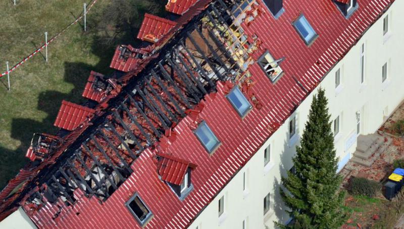 Blick auf das geplante Asylbewerberheim mit dem ausgebrannten Dachstuhl in Tröglitz (Sachsen-Anhalt)