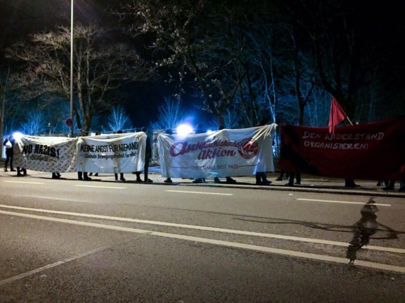 spontane Versammlung vor der geplanten Unterkunft in der Neuherbergstraße nach dem Brandanschlag