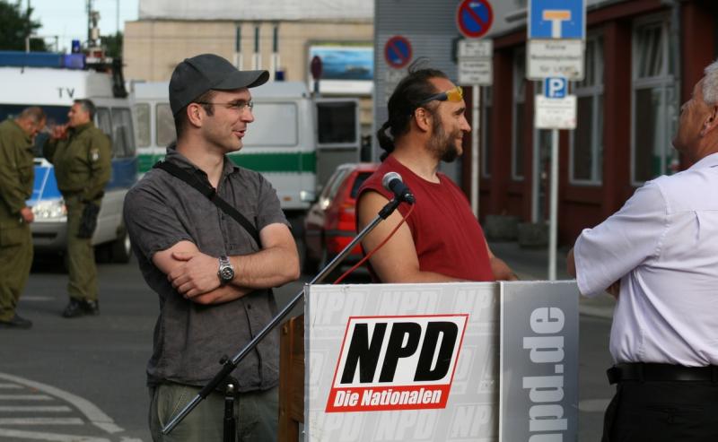 Marcus Bischoff zusammen mit Sebastian Schmidke (Ex-Landesvorsitzender der NPD-Berlin, aktuell NPD-Bundesorganisationsleiter), bei einer NPD-Wahlkampfkundgebung (17.06.2011, Berlin-Mitte)