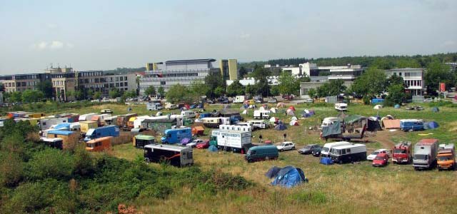 2006: DIY - Festival. Das Camp direkt beim Schattenparker-Übergangsgelände