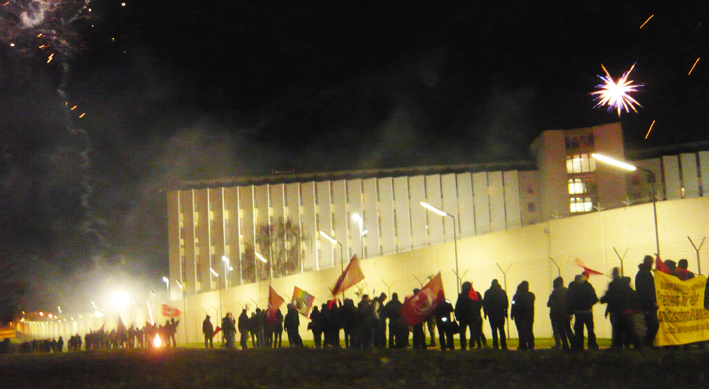 Vor dem Knast in Stammheim