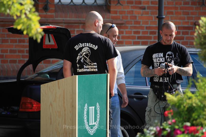 Für den "III. Weg" in ganz Brandenburg unterwegs: Peer Koss (rechts) hilft inzwischen der rechten Splitterpartei um Maik Eminger bei ihren Kundgebungen auch an anderen Orten. Hier am 1. August 2015 in Zossen (TF). (Photo: Presseservice Rathenow)