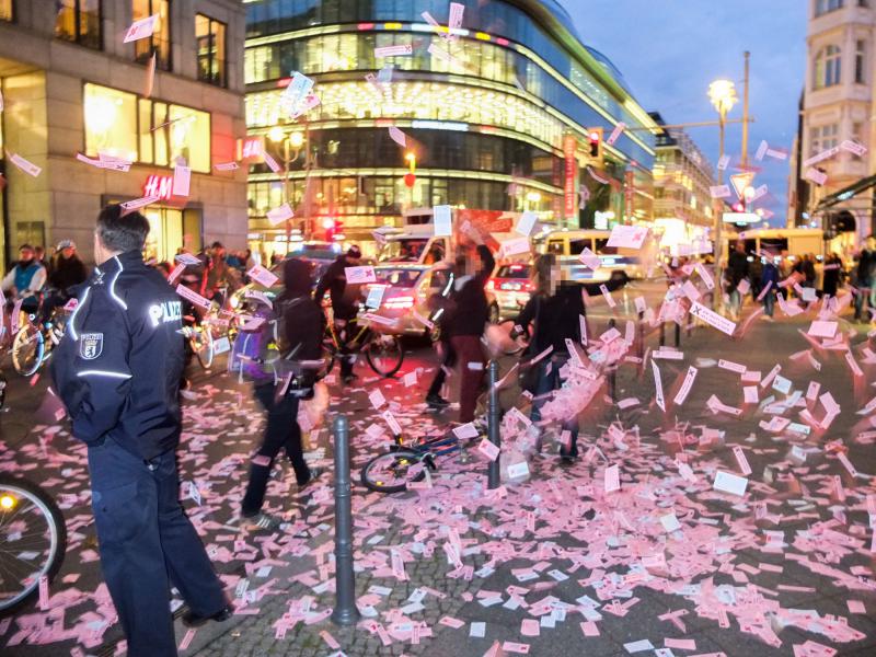 Etwa 10000 Flugzettel wurden vor dem Eingang des dbb forums in dem die Kriegskonferenz stattfand hinterlassen