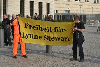 Vor der US Botschaft beim Obama-Besuch 2013