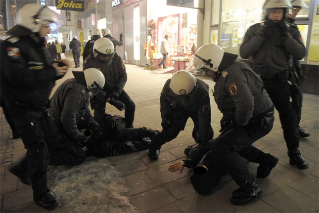 brutale Festnahme auf der Mariahilferstraße