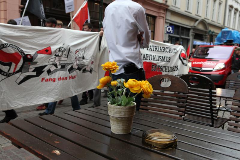 Fang den Hut mit Blümchen