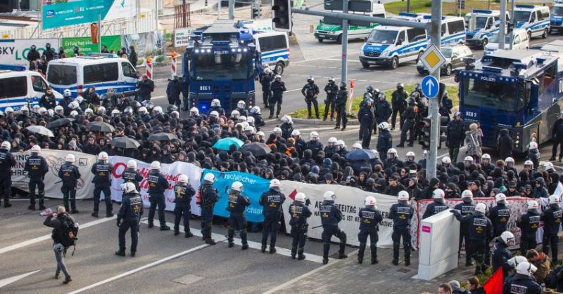 Die Faschisten in Uniform kesseln Aktivist*innen ein und nehmen sie fest