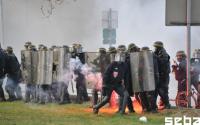 ...feuern mit Leuchtfeuermunition auf die Polizei zurück.