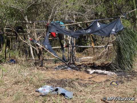 The burnt remains of a Guarani hut following an attack by gunmen© MPF/Survival