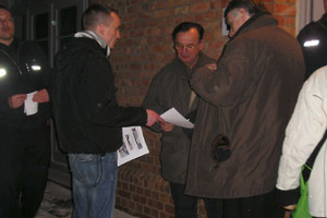 Sebastian Kloß (NPD), beim Flyerverteilen in Güstrow (2010) | Foto: Screenshot