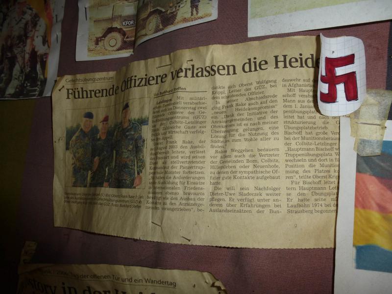 Vorher: Bilderwand mit Hakenkreuz 1