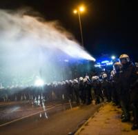 Polizeieinsatz-mit-Wasserwerfer-in-Hamburg