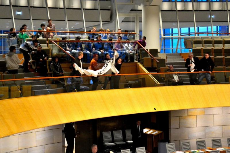 Klimaaktivist_innen entrollen Transparent im Landtag NRW gegen Braunkohleabbau