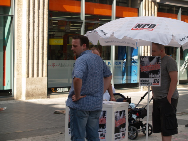 Clausi Mausi beim NPD-Stand in Bochum 2008