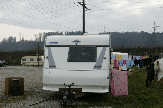 Fahrende in Allschwil (Wagenplatz in Kaiseraugst im Bild) wurden persönlich attackiert und mit einer Brandbombe angegriffen.Bild: Roland Schmid