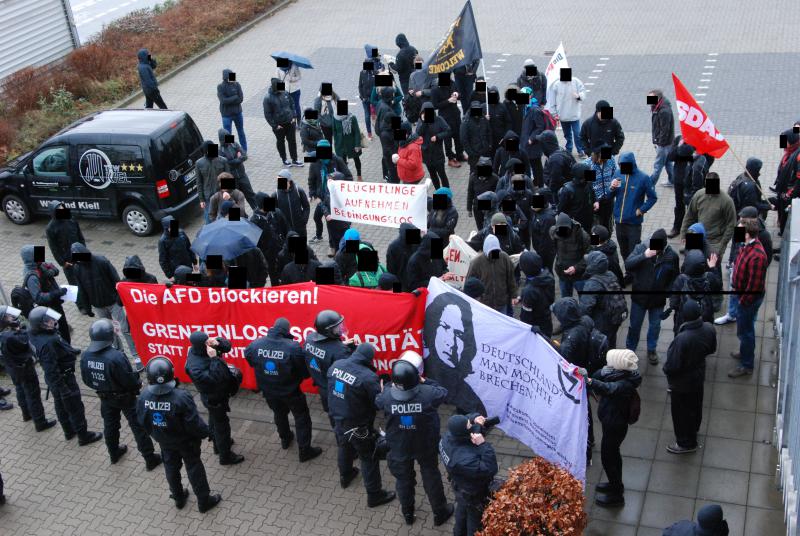 Blockade vor dem Haupteingang der Business-Lounge