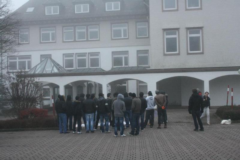 Die Mitarbeiter_innen des Landratsamtes schauen aus dem Fenster,jedoch lässt sich niemand draußen blicken