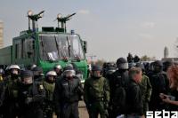 Die Europabrücke wird auf halber Strecke durch vier Wasserwerfer und mehrere Hundertschaften deutscher Polizei, darunter BFE-Truppen, versperrt. Für den Ostermarsch ist kein Durchkommen. Das Legal Team tritt in Verhandlungen mit der Polizei.