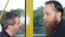 Aleksandr Dugin (rechts) mit einem seiner berühmtesten Anhänger und Verbreiter in Russland – der russische Prime-Time TV Journalist Michail Leontjew (links)