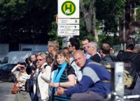 Ein Brand am Berliner S-Bahnhof Ostkreuz hat den Zugverkehr in der Hauptstadt lahmgelegt. Zehntausende Pendler sitzen fest - und versuchen, in Busse umzusteigen. (© dpa)