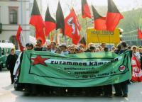 1999 führte eine Demo direkt zum Straßenfest auf dem Uni-Platz.