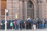 Demonstranten aus der linken Szene und Polizisten gestern vor dem Eingang des Amtsgerichts.