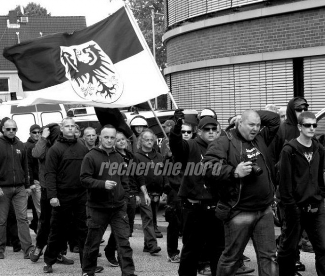 Mit Brandenburg-Fahne: Robert Krause als einziger “AN-OS”ler bei einem Nazi-Aufmarsch am 2. Juni in Hamburg.