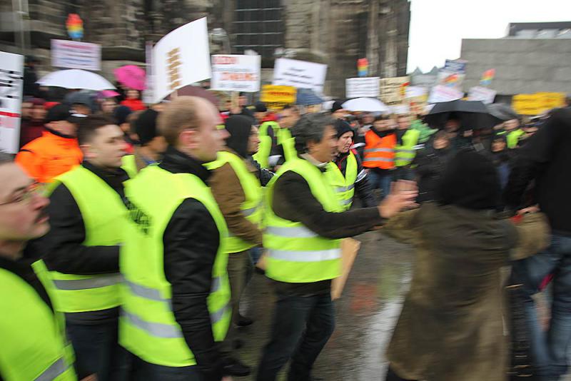 Auseinandersetzung bei Demo der „besorgten Eltern“ 11