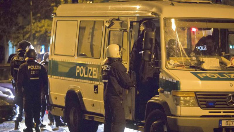 Polizeibeamte im Einsatz an der Rigaer Straße in Friedrichshain. Ihre Kollegen waren dort von einem Wohnhaus mit Steinen beworfen worden  Foto: ABIX