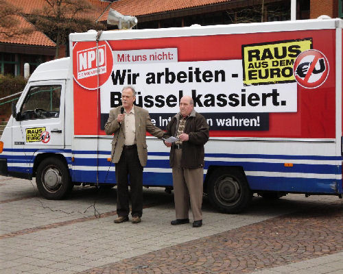 Rosenthal während einer "Informationstour" der NPD zusammen mit Ingo Stawitz (Hohenwestedt, April 2012)