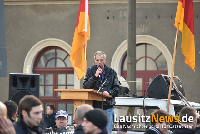 Christian Worch starrt schon auf die Urne