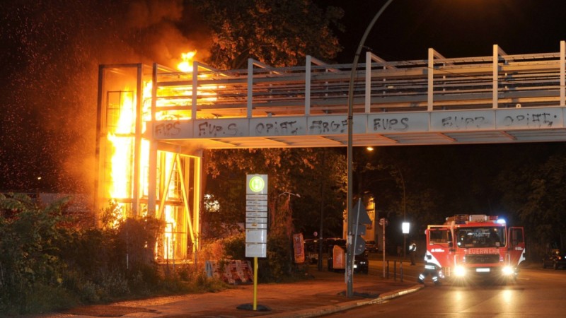 Das Feuer wurde Montagmorgen um 3 Uhr bemerkt. Es könnte sich um Brandstiftung handeln