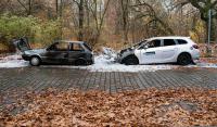 Die beschädigten Fahrzeuge in Britz am Mittwochmorgen (Foto: dpa)