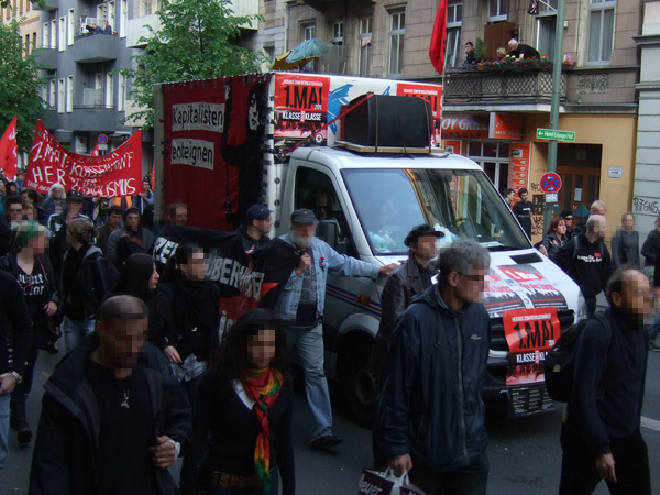 Demo durch Neukölln – viele Menschen an Fenster und Balkonen