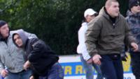 Persdorfs Geschäftspartner Paul Fongrad (links mit schwarzer Jacke) und sein Mitarbeiter Patrick Otto (rechts) beim Überfall auf Spieler und Fans des Roten Stern Leipzig am 24. Oktober 2009. Foto: Archiv.