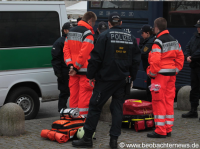 Demo-Sanitäter_innen werden von der Polizei kontrolliert