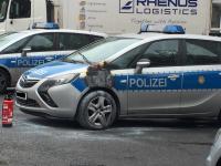 In Kreuzberg verübten Unbekannte einen Brandanschlag auf ein Polizeiauto - während es auf dem Parkplatz der Wache stand.Foto: Melanie Berger