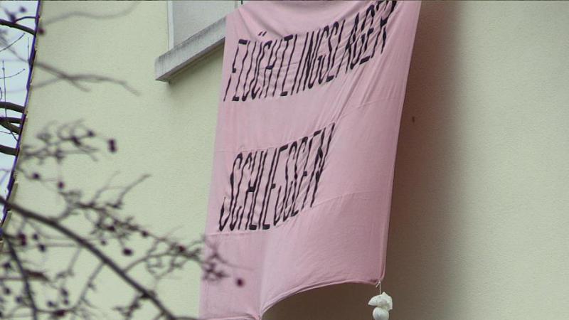 Aus dem Fenster im zweiten Stock spannten die Besetzer ein Banner mit der Forderung "Flüchtlingslager schließen".