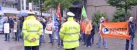 Demonstranten protestieren gegen die AfD-Kundgebung auf dem Kirchplatz der Cyriakuskirche. Polizisten trennen sie von Prof. Luckes Zuhörern.