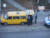 Polizist*innen ziehen sich um (Uniplatz, gegen 11:30)