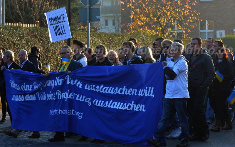 Zweiter von Links am Transparent: Andreas Kalbitz bei der „Zukunft Heimat“-Demonstration am 31.10.2015 in Lübbenau