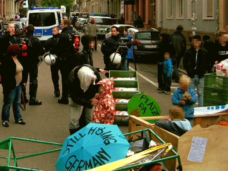 [Freiburg] Sandkasten auf dem Straßenfest am frühen Nachmittag an der Kreuzung Belfort- und Moltkestraße