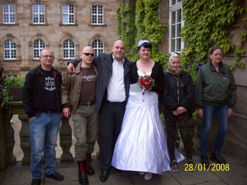 vlnr: Lukas Lange, Bernd Tödter, Rene Sparbier, Steffi Emke/Sparbier, Tamara Folli, Marion Weber vor dem Kasseler Rathaus/Standesamt