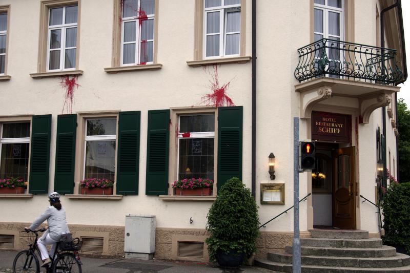 Farbanschlag auf das Hotel zum Schiff in Freiburg-St.Georgen