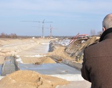 Baustelle Schnöggersburg Flussbett - Wolfgang Borchert, Pressesprecher im Verkehrsministerium, schaute auf das Flussbett der Eiser. 