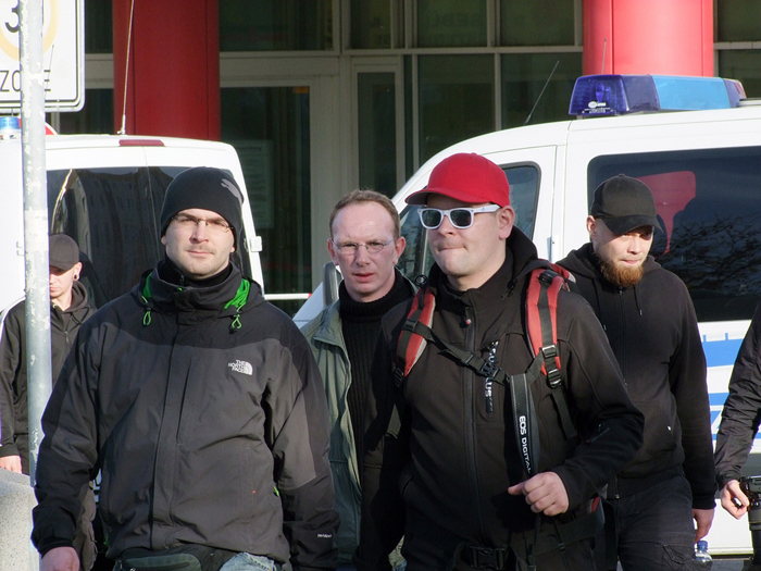 Sebastian Schmidtke (NPD-Landesvorsitzender Berlin) mit David Linke (26.10.2013, Hellersdorf)